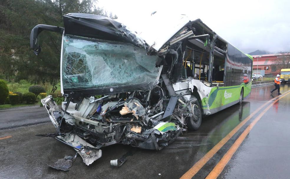 Dos muertos en un brutal choque entre un Bizkaibus y un camión en